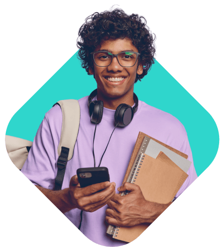 Imagem de um rapaz de óculos, com um celular com fone de ouvido no pescoço, segurando alguns cadernos